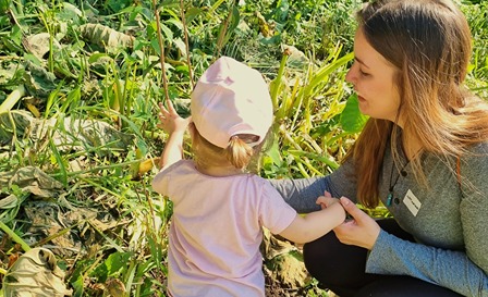 criança em um ecossistema florestal